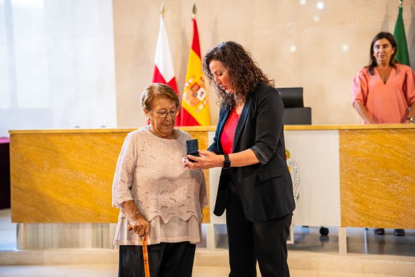 La alcaldesa impone el Escudo de Oro de Almería a Josefa Ropero Fortes, “una institución en Las Salinas de Cabo de Gata”.